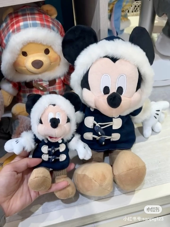 Disney ｜Winter Jacket Mickey Mouse Plush Toy东迪冬日限定大衣米奇毛绒玩偶/公仔/帽子可脱｜约高さ24×幅21×奥行き21(cm)