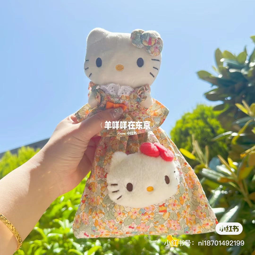 Hello kitty凯蒂猫｜小碎花系列裙裙挂件/裙子上也有kitty图案｜约H12×W10×D9cm