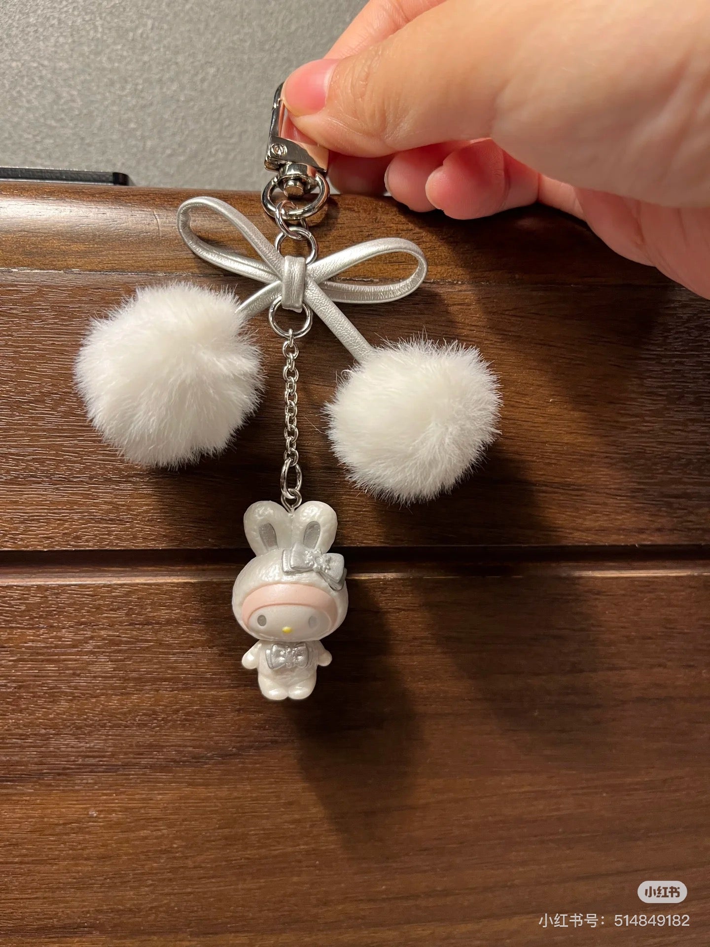 Sanrio三丽鸥｜Keychain / Fluffy Snow Rabbit冬日毛茸茸银白初雪小兔系列可爱角色珠光钥匙扣挂件/包挂｜约17.0 x 9.4 x 2.7cm