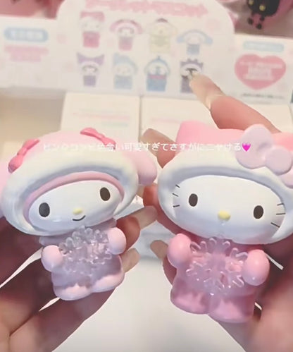 Sanrio三丽鸥｜Secret Mascot - Fluffy Puffy Winter Blind Box（a box of 8）冬季羽绒滑雪服可爱角色拿雪花摆件盲盒/全8种｜1枚入