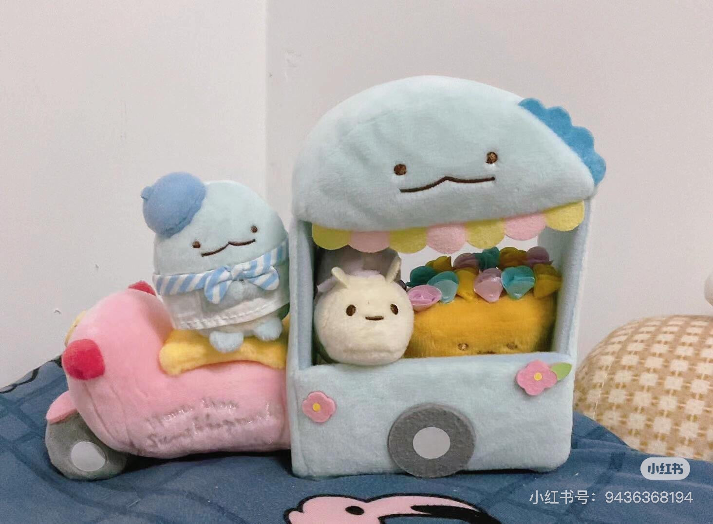 Sumikko gurashi角落生物｜San-x Sumikko Gurashi Scene Plush Toy &quot;Flower Wagon&quot; 水龙花车鲜花速递毛绒场景沙包玩偶/摆件｜约150 × 210 × 85 毫米