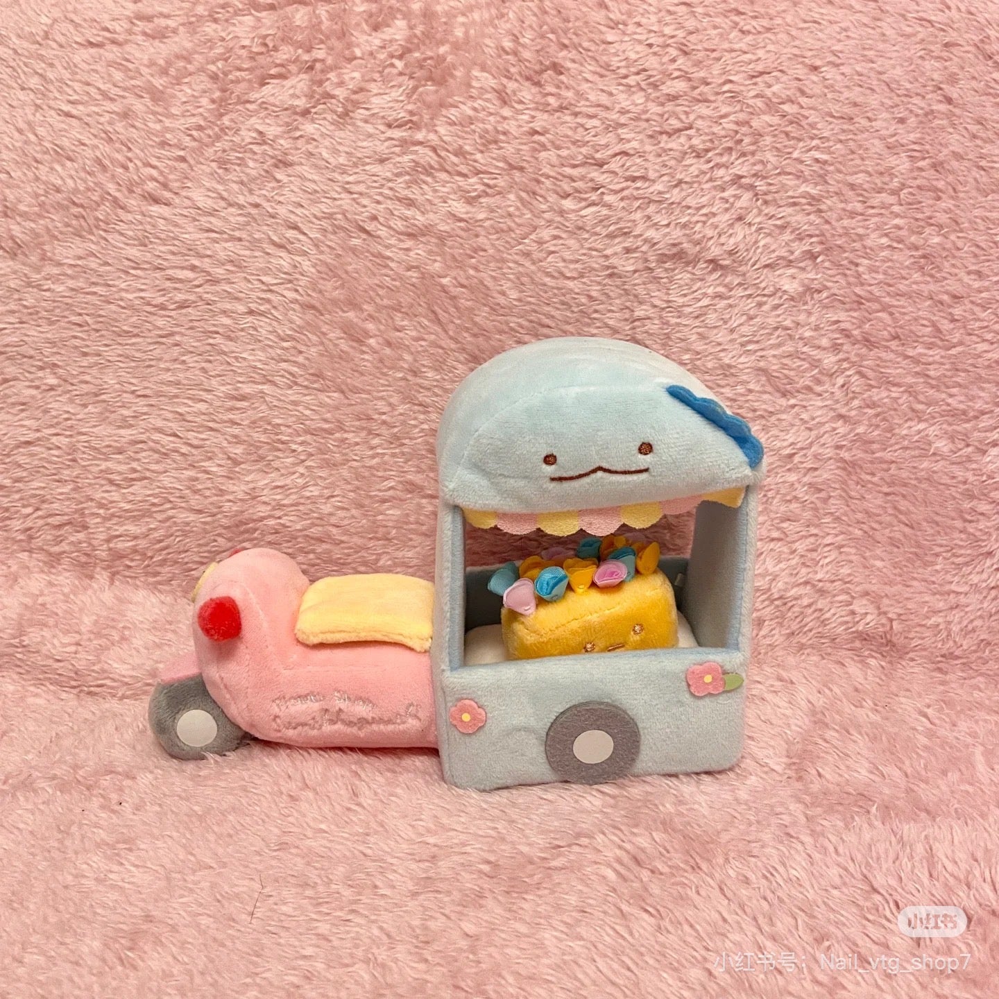 Sumikko gurashi角落生物｜San-x Sumikko Gurashi Scene Plush Toy &quot;Flower Wagon&quot; 水龙花车鲜花速递毛绒场景沙包玩偶/摆件｜约150 × 210 × 85 毫米