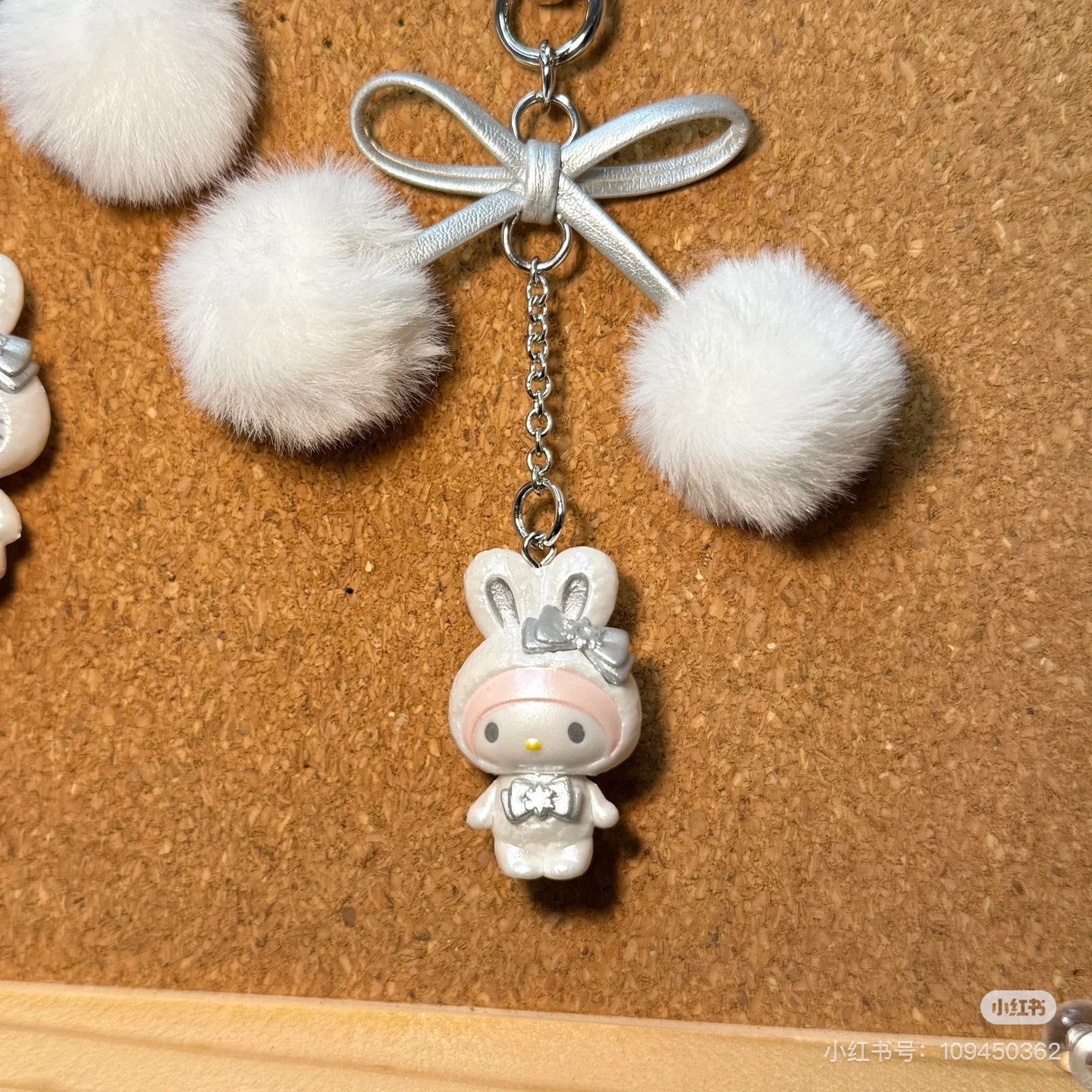 Sanrio三丽鸥｜Keychain / Fluffy Snow Rabbit冬日毛茸茸银白初雪小兔系列可爱角色珠光钥匙扣挂件/包挂｜约17.0 x 9.4 x 2.7cm