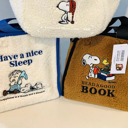 Snoopy｜史努比冬季刺绣图案毛茸茸小方包/收纳包/可爱内里有卡位隔层/还是防水的｜約 W22×H23×D12cm