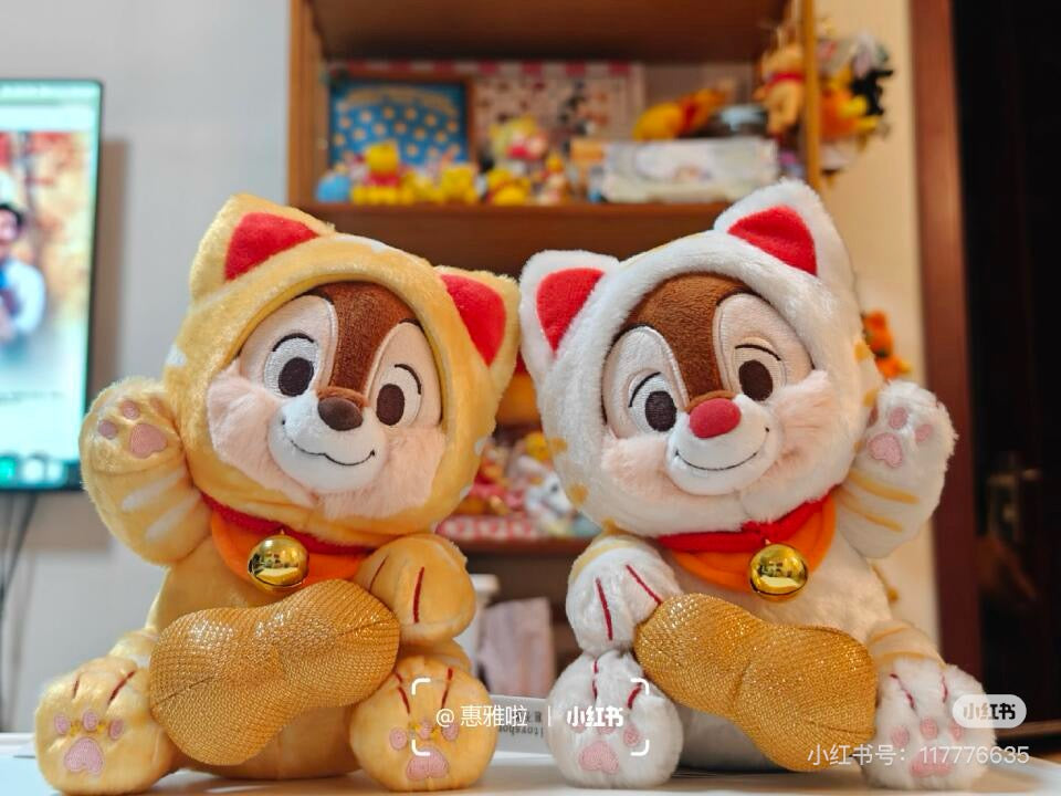 Disney｜New Year Collection Plush Toy-Lucky Cat Figure新年招财猫系列奇奇蒂蒂坐姿毛绒玩偶/公仔/可脱帽｜約 高さ19.5×幅15×奥行き15.5(cm)