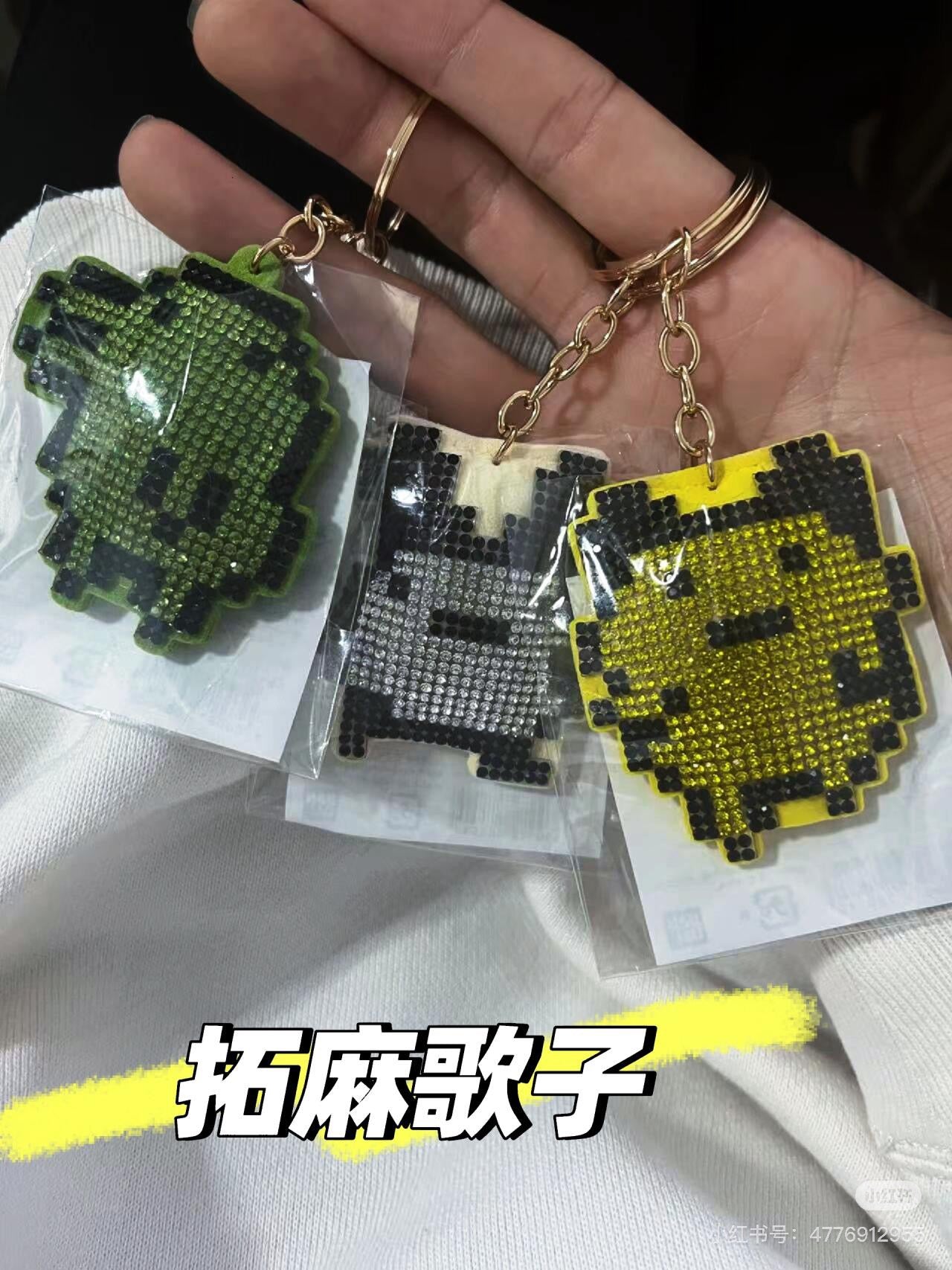 Tamagotchi拓麻歌子｜Rhinestone Keychain电子宠物蛋可爱角色PU皮质感水钻闪闪钥匙扣挂件/包挂/正反面都可爱｜约50 x 60 x 20mm