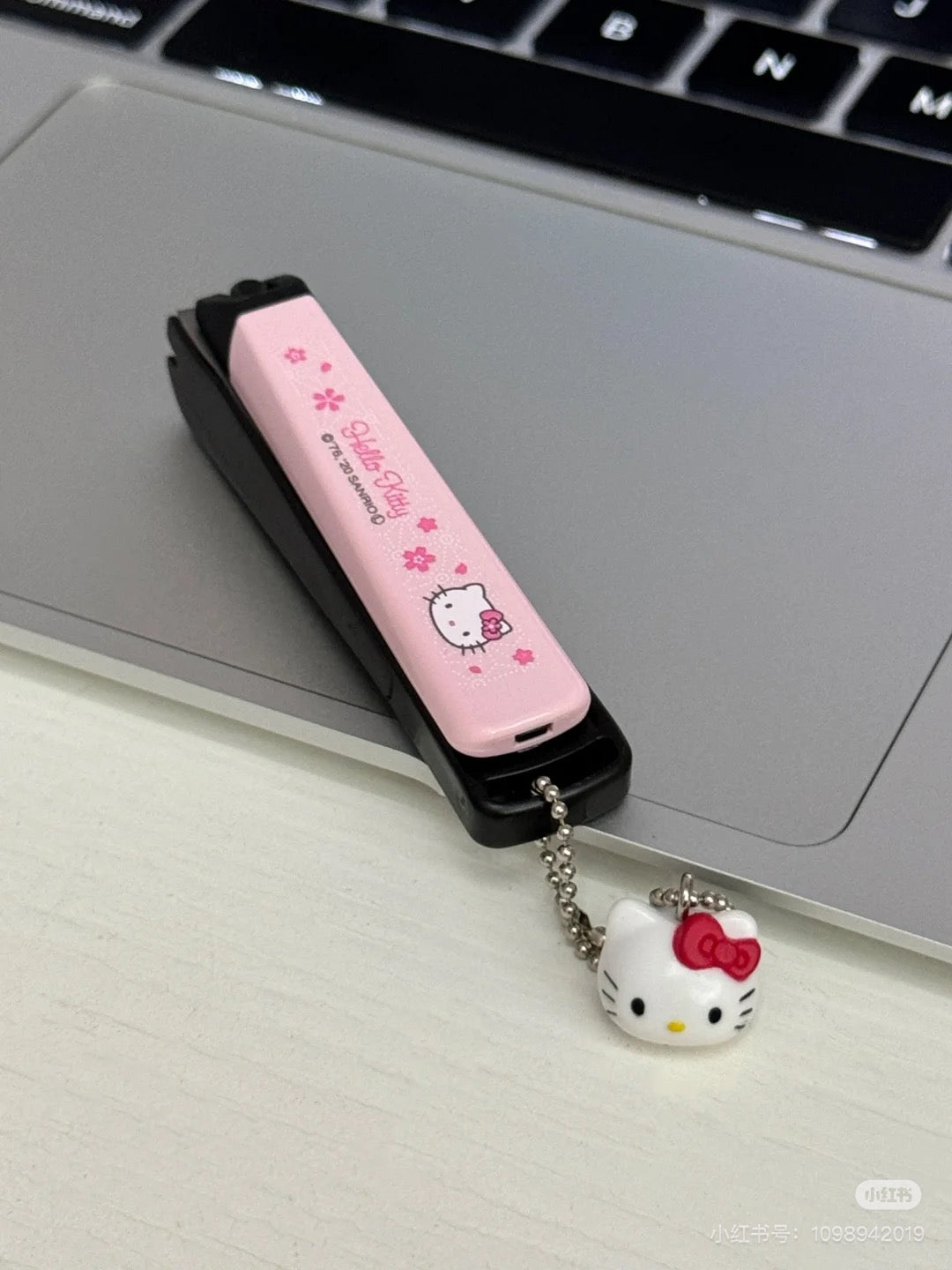 KAI贝印｜Nail Clipper (M) - Hello Kitty : Sakura粉色樱花凯蒂猫大头吊饰不锈钢指甲钳M号/防飞溅｜约2×2×9cm