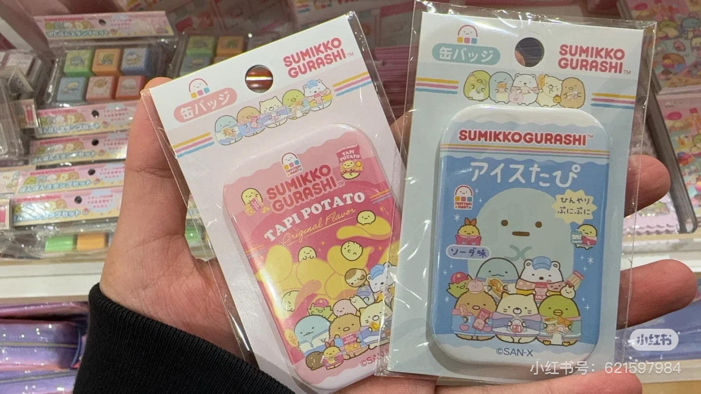 Sumikko gurashi角落生物｜Waku Waku Tapioca Convenience Store - Button Badge -B San-X哇哇哇木薯便利店系列吧唧/徽章/胸针｜约70mm x 45mm