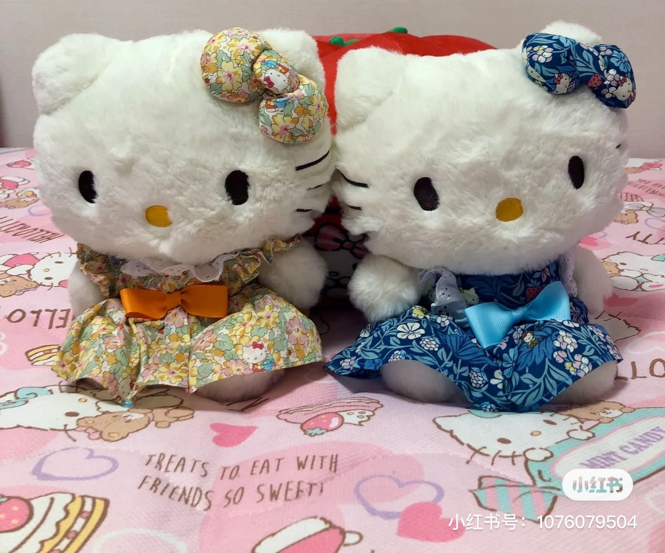 Hello kitty凯蒂猫｜小碎花系列裙裙玩偶/公仔/裙子上也有kitty图案｜约H22×W19×D15cm