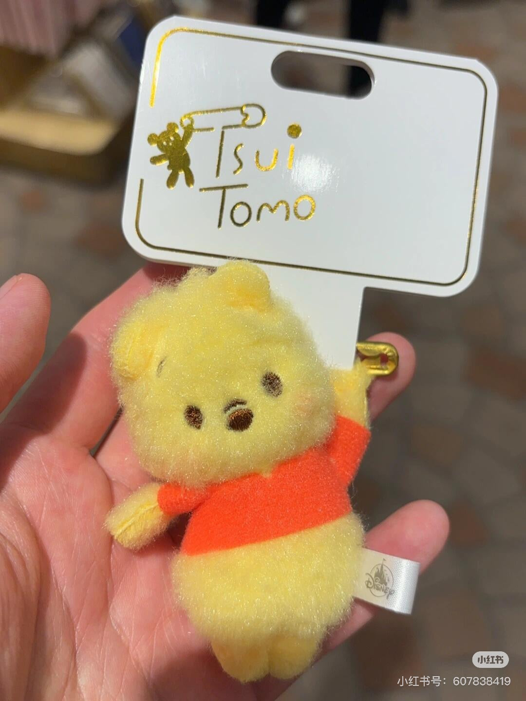 Disney迪士尼｜Winnie the Pooh Plush Badge Brooch TSUITOMO东迪可爱角色毛绒绒徽章/胸针｜约縦8.5×横8.4×厚み2.8(cm)