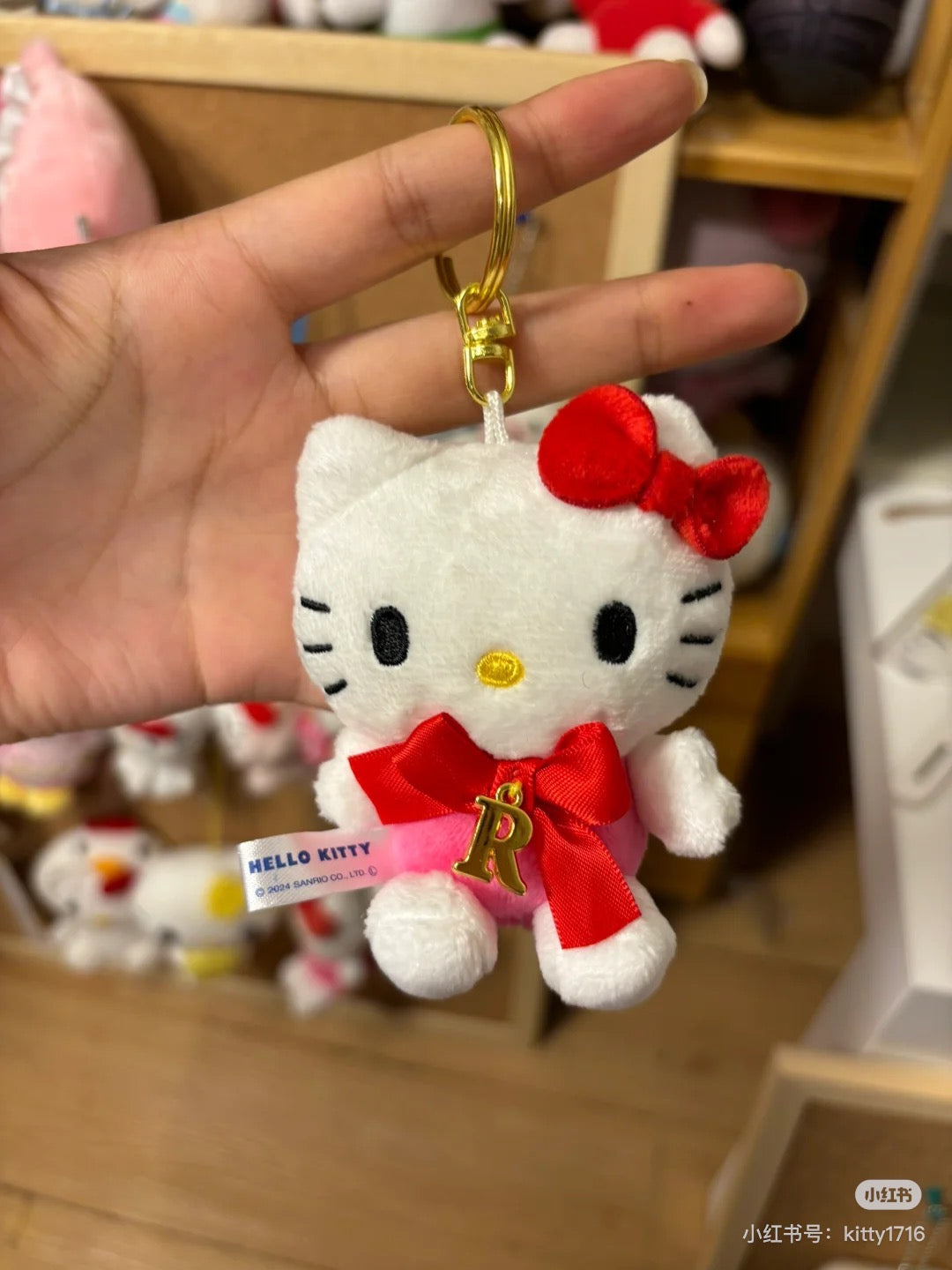 Sanrio｜Hello Kitty红色蝴蝶结字母自选挂件/玩偶｜约 6.5×5×9.5cm