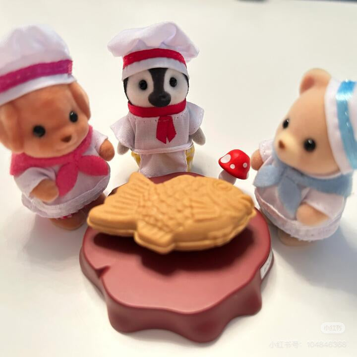 SylvanianFamilies森贝儿家族｜ FOREST KITCHEN BABY PENGUIN KITCHEN UNIFORM CHEF森林厨房系列厨师企鹅植绒站宝/玩具/过家家