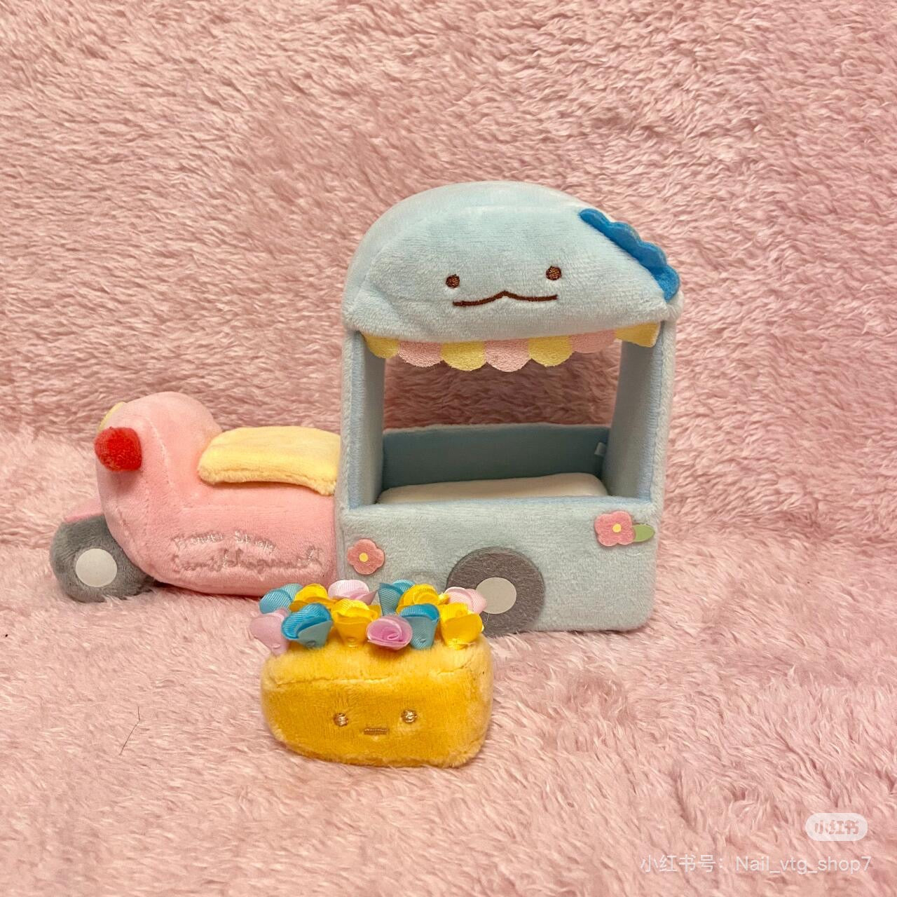 Sumikko gurashi角落生物｜San-x Sumikko Gurashi Scene Plush Toy &quot;Flower Wagon&quot; 水龙花车鲜花速递毛绒场景沙包玩偶/摆件｜约150 × 210 × 85 毫米