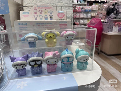 Sanrio三丽鸥｜Secret Mascot - Fluffy Puffy Winter Blind Box（a box of 8）冬季羽绒滑雪服可爱角色拿雪花摆件盲盒/全8种｜1枚入