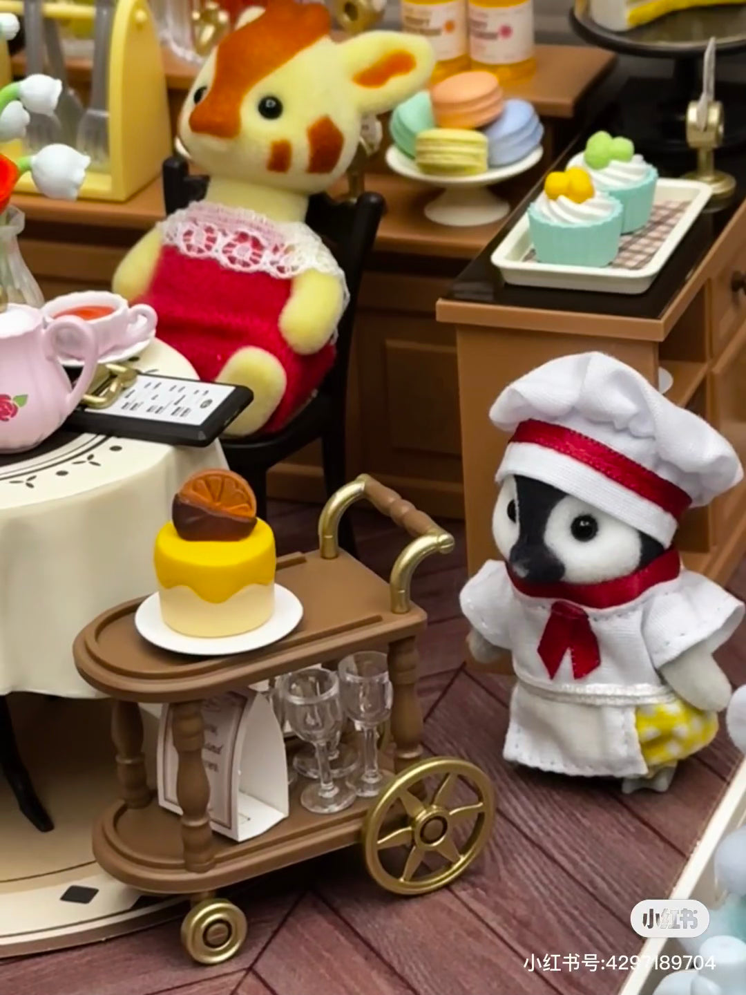 SylvanianFamilies森贝儿家族｜ FOREST KITCHEN BABY PENGUIN KITCHEN UNIFORM CHEF森林厨房系列厨师企鹅植绒站宝/玩具/过家家