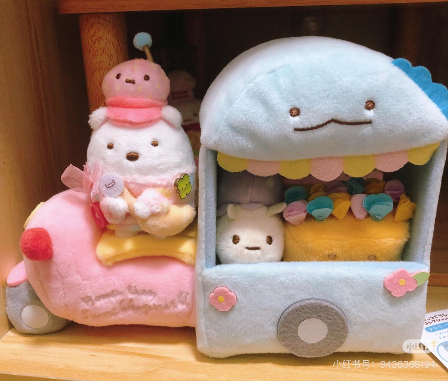 Sumikko gurashi角落生物｜San-x Sumikko Gurashi Scene Plush Toy &quot;Flower Wagon&quot; 水龙花车鲜花速递毛绒场景沙包玩偶/摆件｜约150 × 210 × 85 毫米