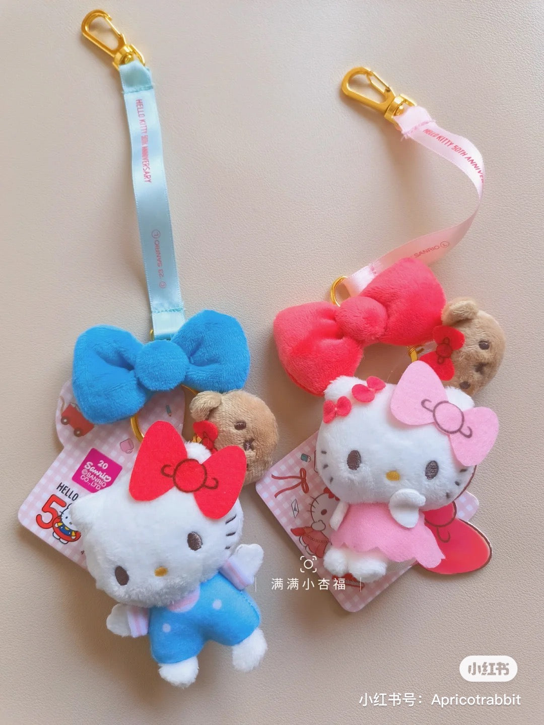 Sanrio三丽鸥｜Hello Kitty50周年蝴蝶结泰迪熊毛绒挂件｜约13cm