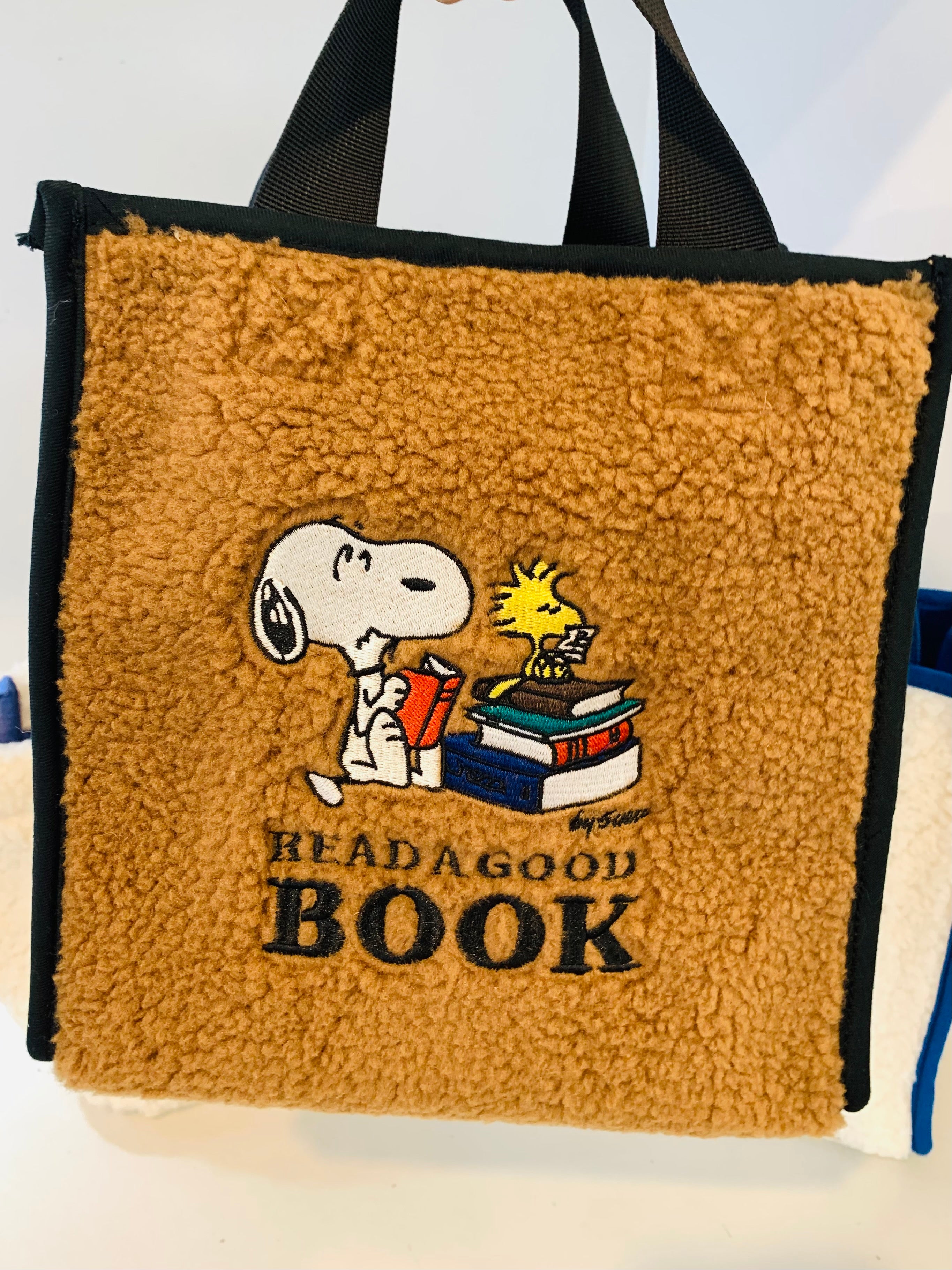 Snoopy｜史努比冬季刺绣图案毛茸茸小方包/收纳包/可爱内里有卡位隔层/还是防水的｜約 W22×H23×D12cm