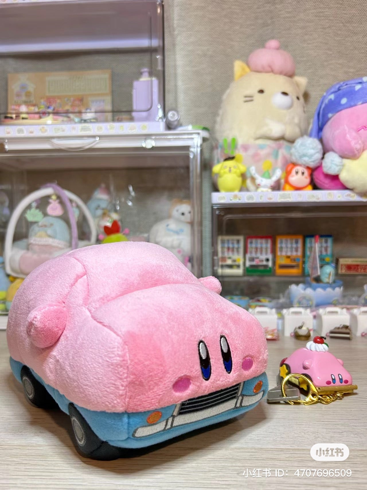 Kirby｜汽车塞满嘴造型公仔/玩偶/也可挂在家｜约14.5 x 21 x 11 cm
