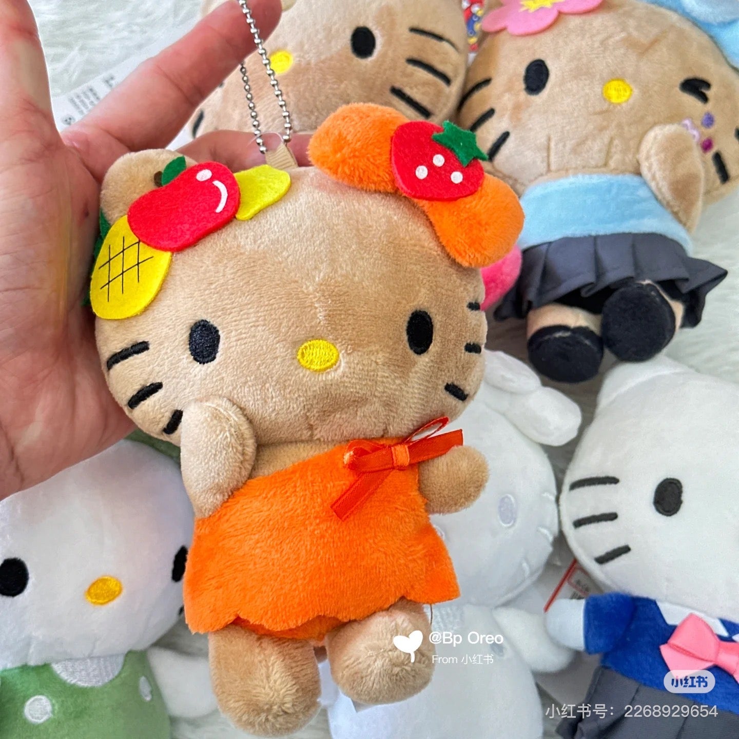 Sanrio三丽鸥｜HAWAII 夏威夷Hello kitty50周年限定黑皮橘色短裙玩偶挂件/包挂