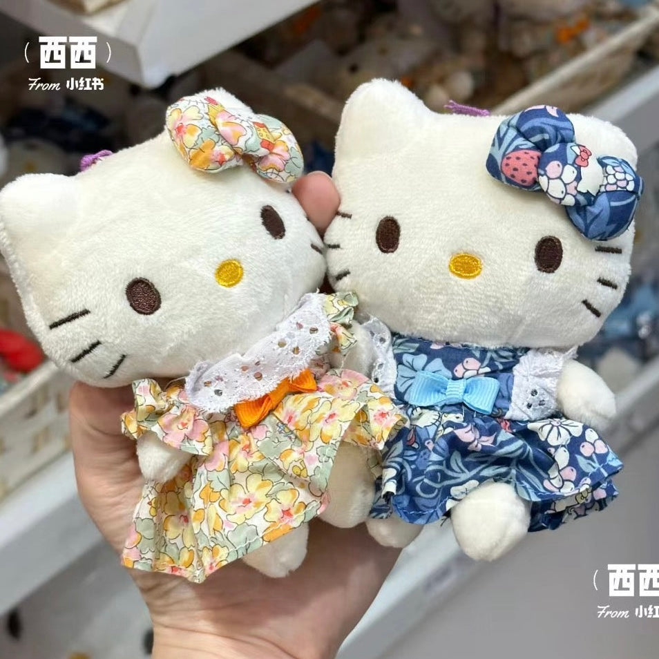 Hello kitty凯蒂猫｜小碎花系列裙裙挂件/裙子上也有kitty图案｜约H12×W10×D9cm