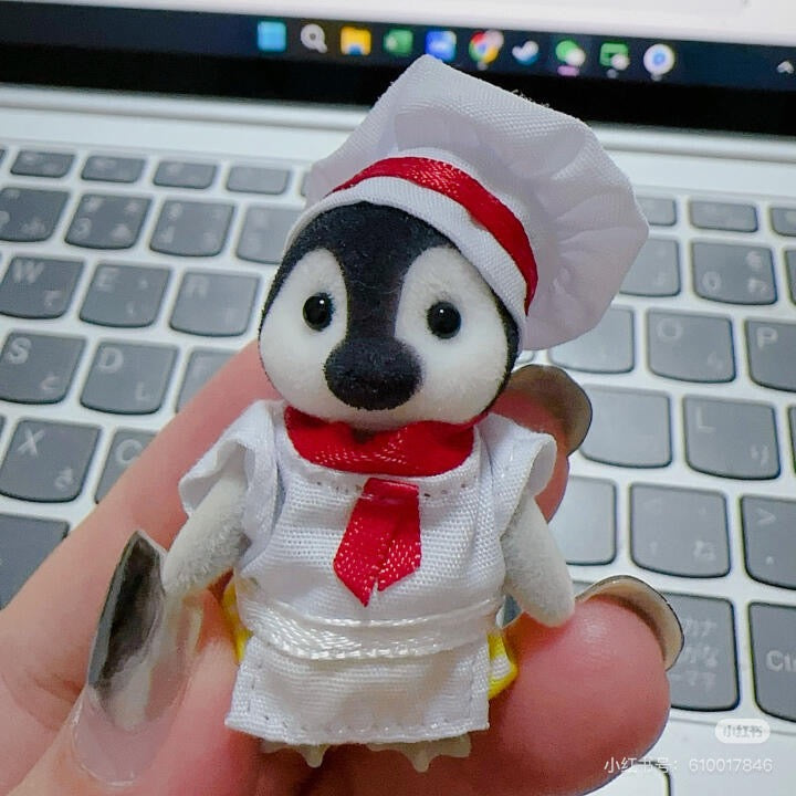 SylvanianFamilies森贝儿家族｜ FOREST KITCHEN BABY PENGUIN KITCHEN UNIFORM CHEF森林厨房系列厨师企鹅植绒站宝/玩具/过家家