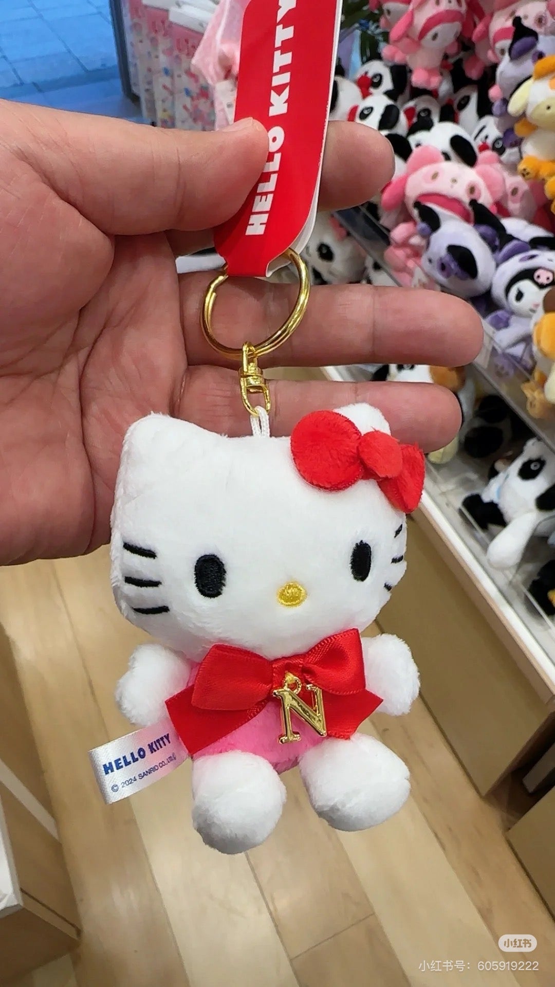 Sanrio｜Hello Kitty红色蝴蝶结字母自选挂件/玩偶｜约 6.5×5×9.5cm