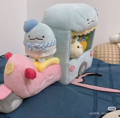 Sumikko gurashi角落生物｜San-x Sumikko Gurashi Scene Plush Toy &quot;Flower Wagon&quot; 水龙花车鲜花速递毛绒场景沙包玩偶/摆件｜约150 × 210 × 85 毫米