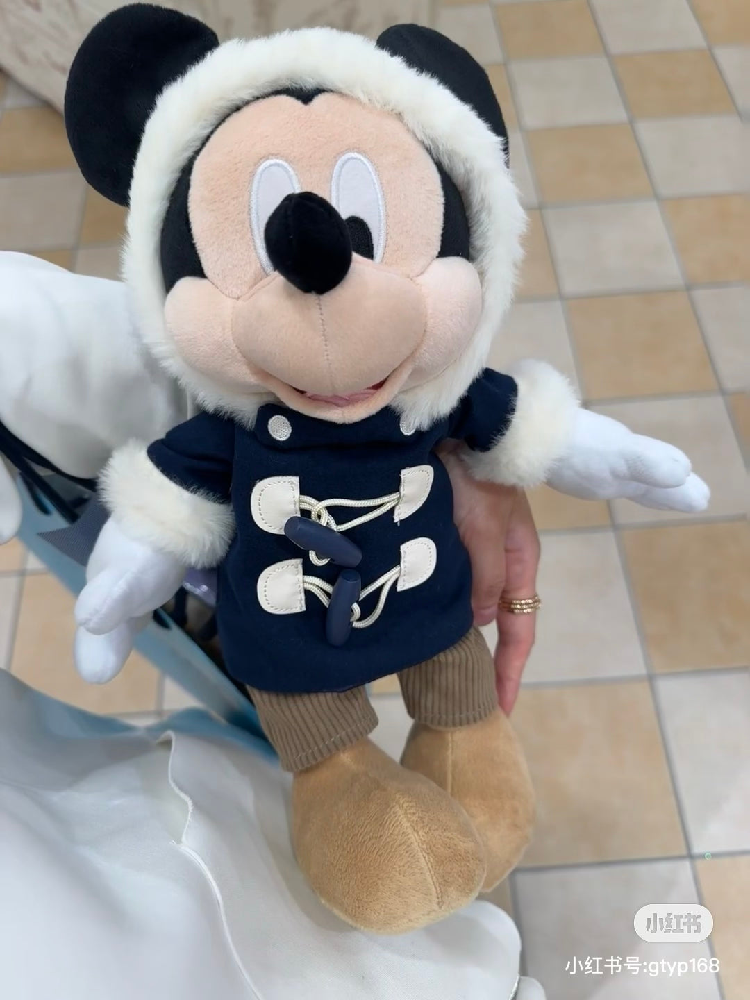 Disney ｜Winter Jacket Mickey Mouse Plush Toy东迪冬日限定大衣米奇毛绒玩偶/公仔/帽子可脱｜约高さ24×幅21×奥行き21(cm)