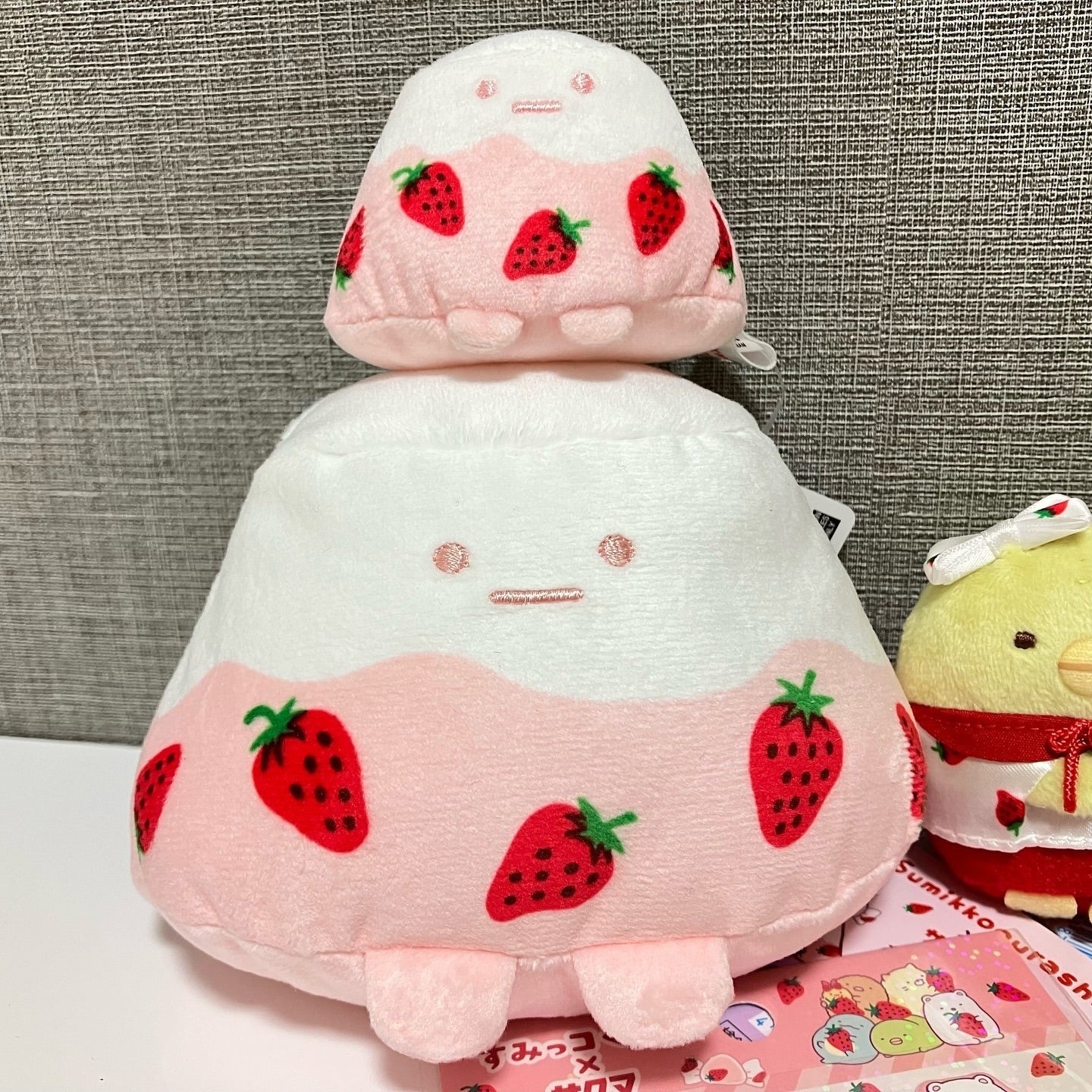 Sumikko gurashi角落生物｜San-X Plush Toy / Sakuma Strawberry Milk Candy Yama Pink草莓奶糖系列樱花富士山大手玉/公仔/玩偶｜约90×130×85mm