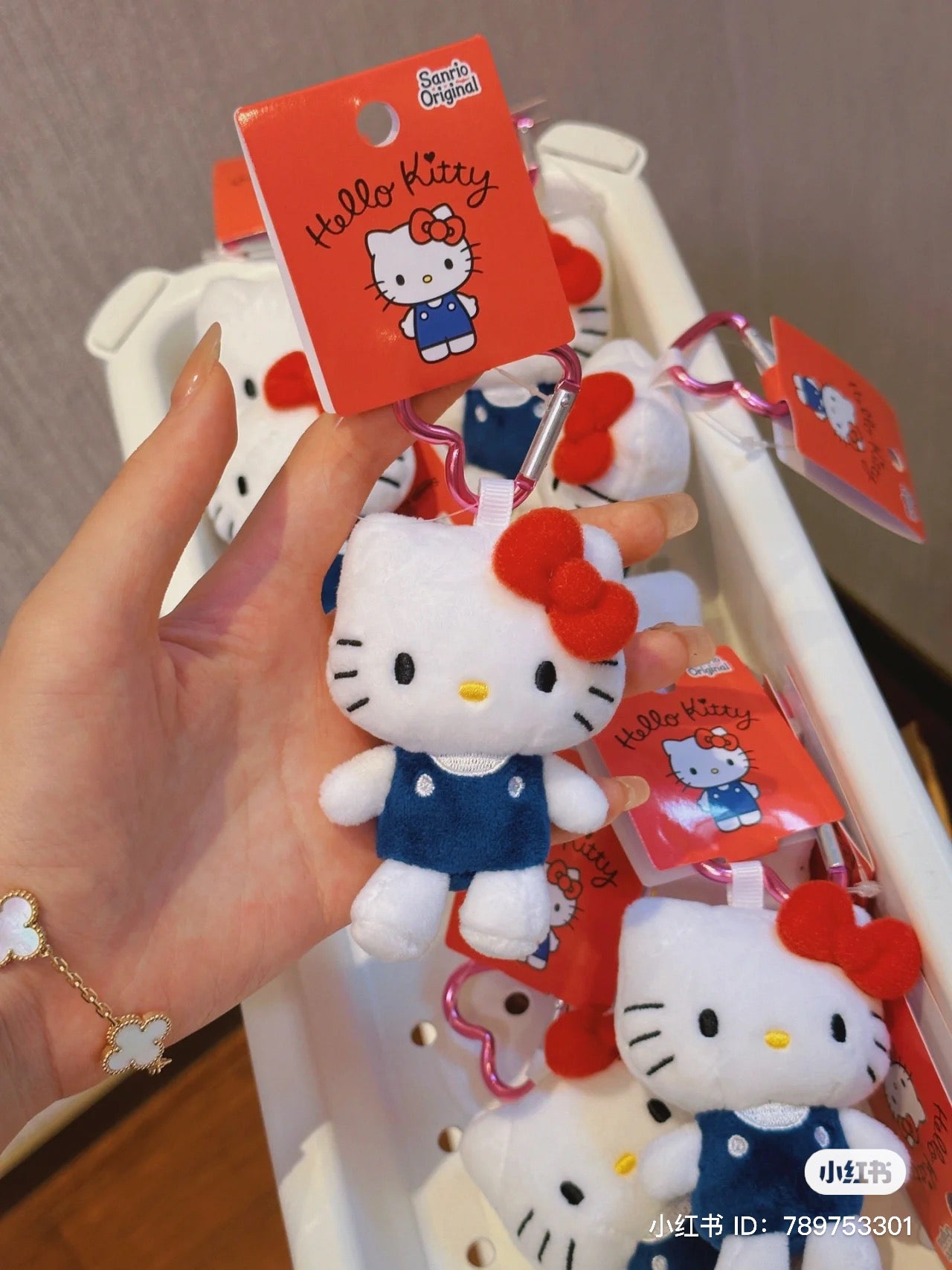 Sanrio｜Jisoo同款Hello Kitty玩偶挂件/包挂/爱心钥匙扣｜约6×4×8.7cm